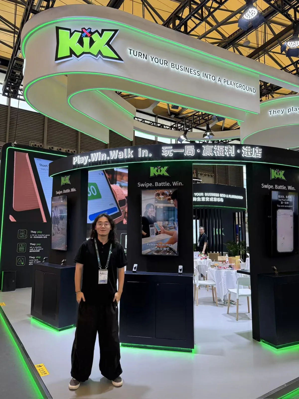 Boyu Zhang 在 KIX 展台前